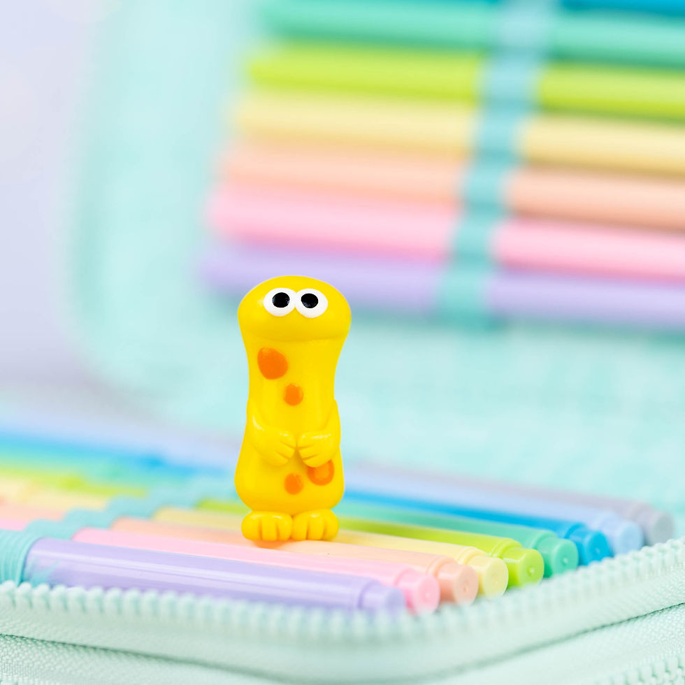 Miniaturbild: Handgemachtes Schul-Monster mit Stiften und Federmappe – Glücksbringer zur Einschulung, ideal für Schultüte oder Ranzen.