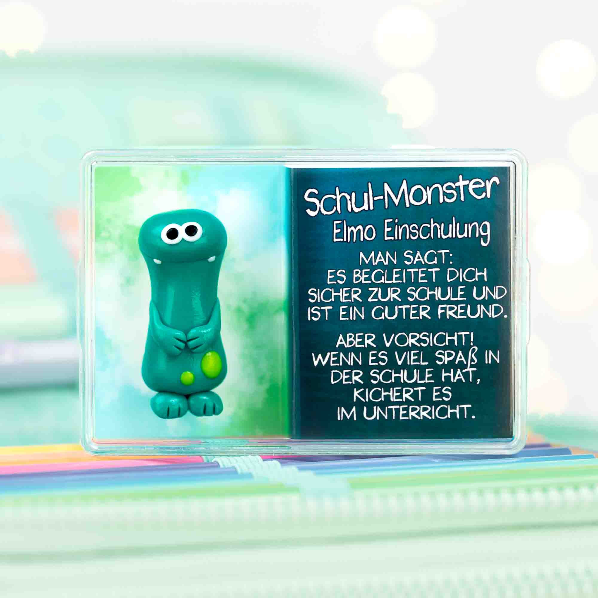 Schul-Monster in Geschenkbox mit bunter Rückwand. Glücksbringer zur Einschulung.