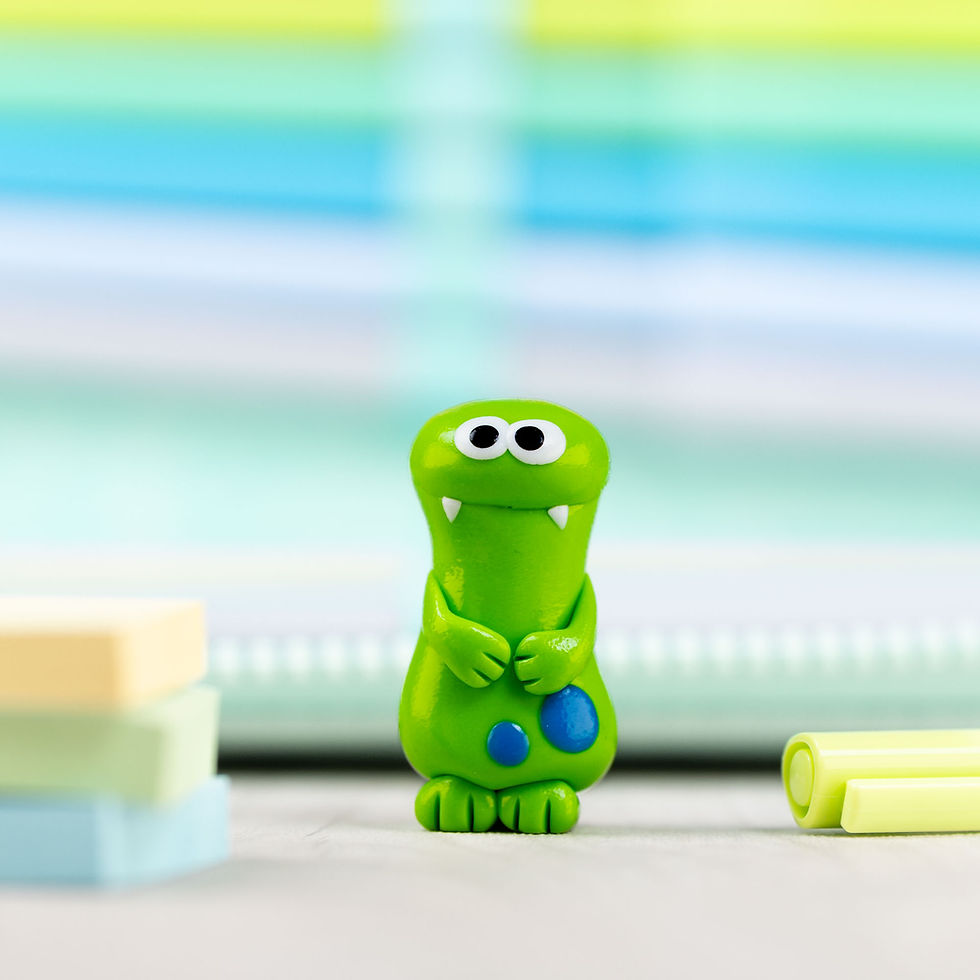 Miniaturbild: Handgemachtes Schul-Monster mit Stiften und Federmappe – Glücksbringer zur Einschulung, ideal für Schultüte oder Ranzen.