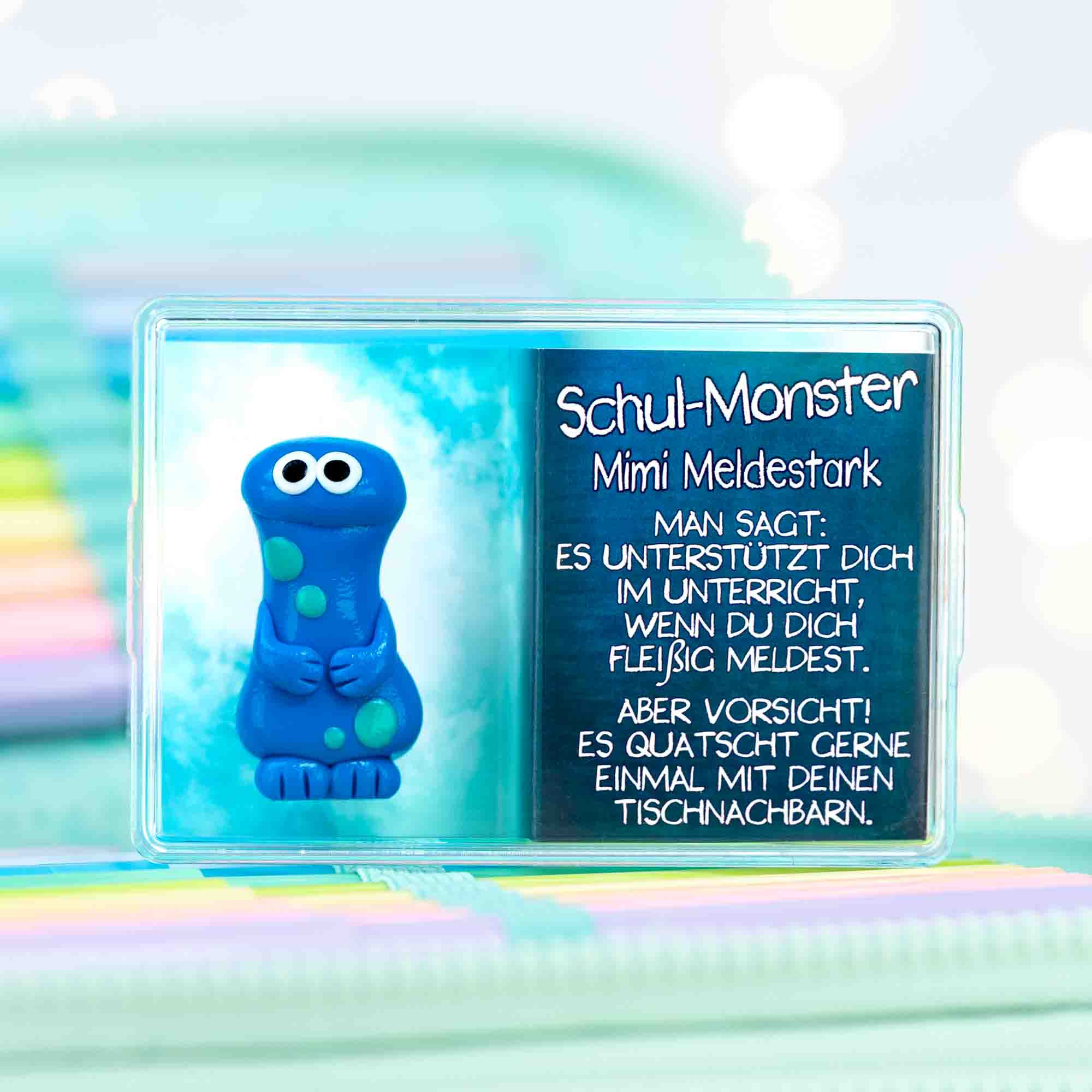 Schul-Monster in Geschenkbox mit bunter Rückwand. Glücksbringer zur Einschulung.