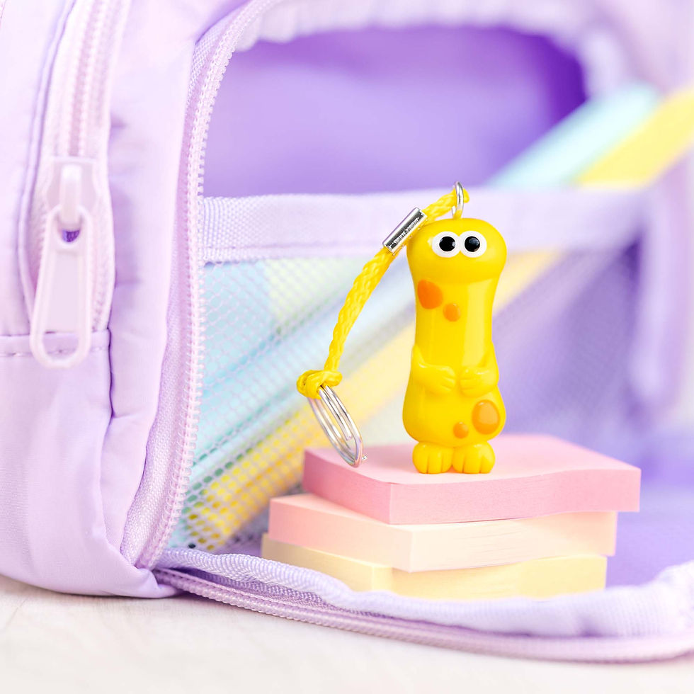 Miniaturbild: Handgemachtes Schul-Monster mit Stiften und Federmappe – Glücksbringer zur Einschulung, ideal für Schultüte oder Ranzen.