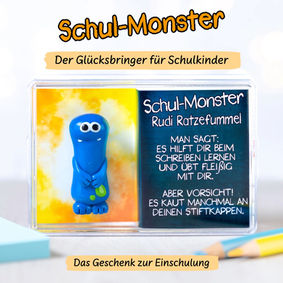 Blaues Schul-Monster in transparenter Geschenkbox mit Text und süßen Monstereigenschaften. Das ideale Geschenk zur Einschulung und der Glücksbringer für Schulkinder.