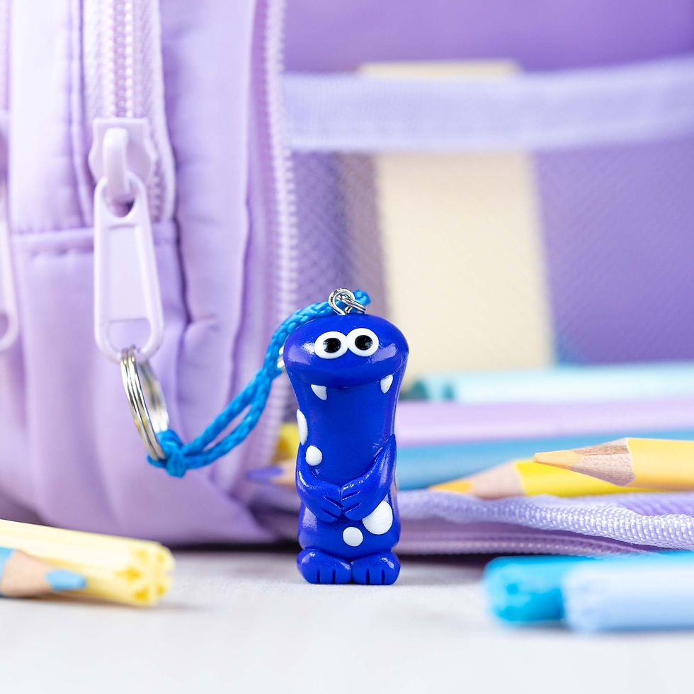 Miniaturbild: Handgemachtes Schul-Monster mit Stiften und Federmappe – Glücksbringer zur Einschulung, ideal für Schultüte oder Ranzen.