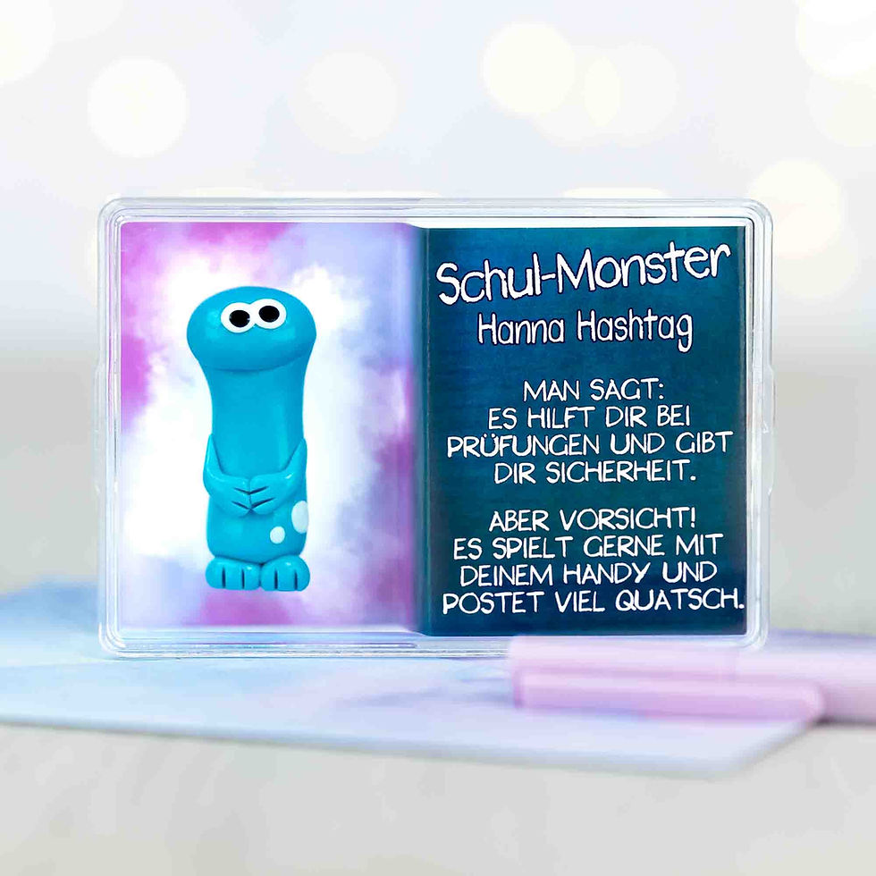 Schul-Monster in Geschenkbox mit bunter Rückwand. Glücksbringer zur Einschulung.