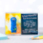 Schul-Monster in Geschenkbox mit bunter Rückwand. Glücksbringer zur Einschulung.
