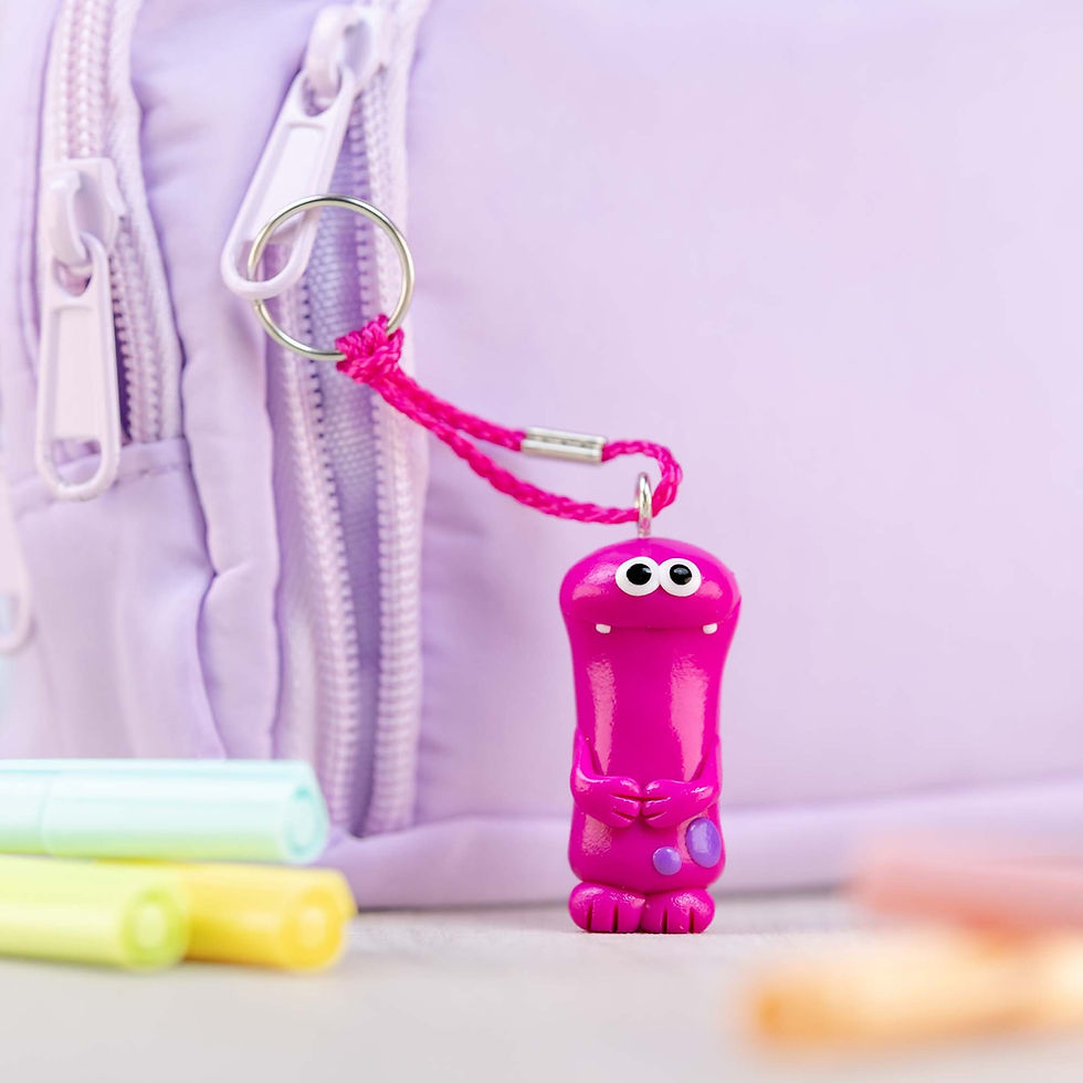 Miniaturbild: Handgemachtes Schul-Monster mit Stiften und Federmappe – Glücksbringer zur Einschulung, ideal für Schultüte oder Ranzen.