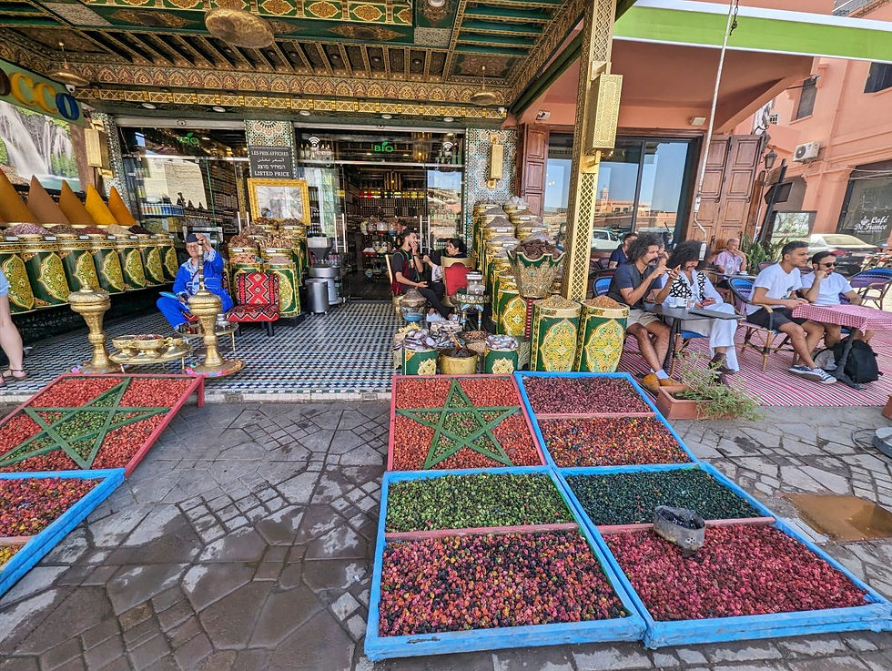 Souk Des Fruits Rouges Les Souks de Marrakech et la Place Jemaa el-Fna