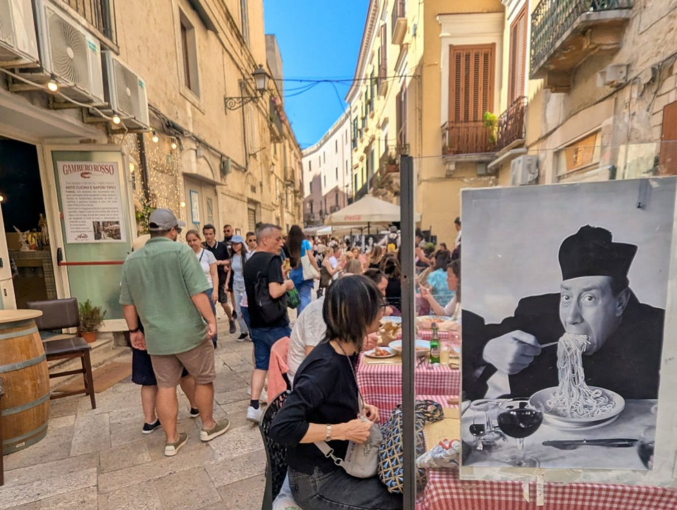 rue des restaurants Bari dans les Pouilles