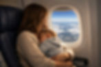 femme avec bébé dans un avion