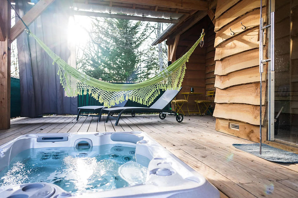 jacuzzi et sauna privatifs sur la terrasse de la Cabane Petit Bois