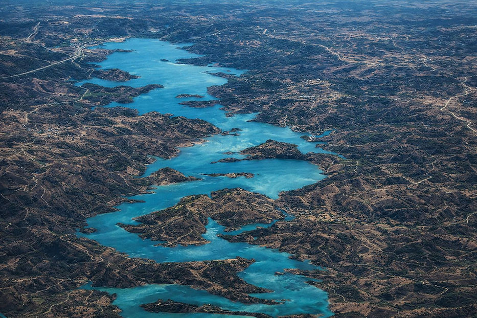 Vue aérienne de la rivière Odeleite en forme de dragon au Portugal