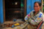 Femme Kratie Cambodgienne devant sa maison