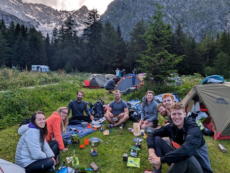 Voyager en groupe avec des inconnus : avantages, conseils et erreurs à éviter