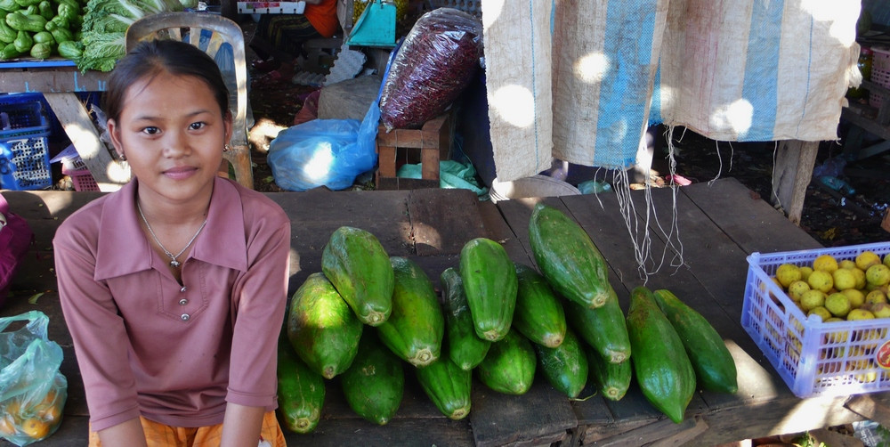 Fillette sur marché Don Khong 4000 îles Laos voyage