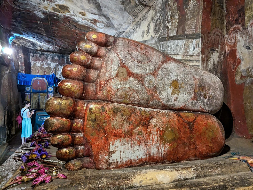 Pieds de bouddha grottes de Dambulla Sri Lanka
