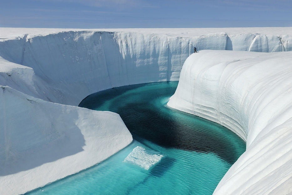 Canyon de glace au Groenland avec rivière bleue entre les glaciers