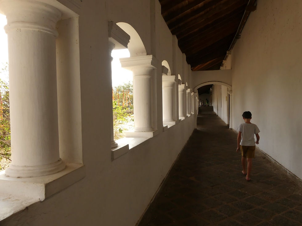 enfant visite grottes de Dambulla Sri Lanka