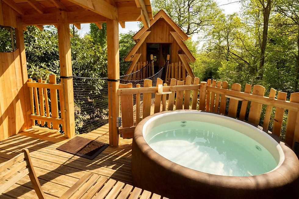 Jacuzzi privatif sur terrasse cabane près de Paris