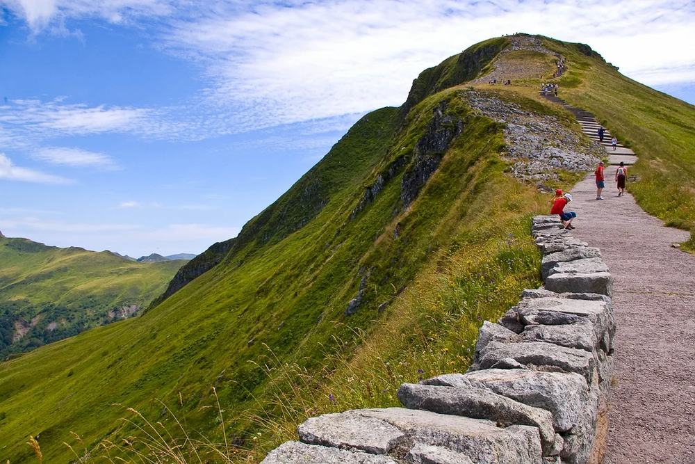 les-monts-du-cantal-en-france