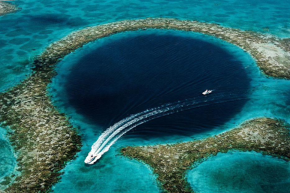 Vue aérienne du Grand Trou Bleu au Belize dans l’océan