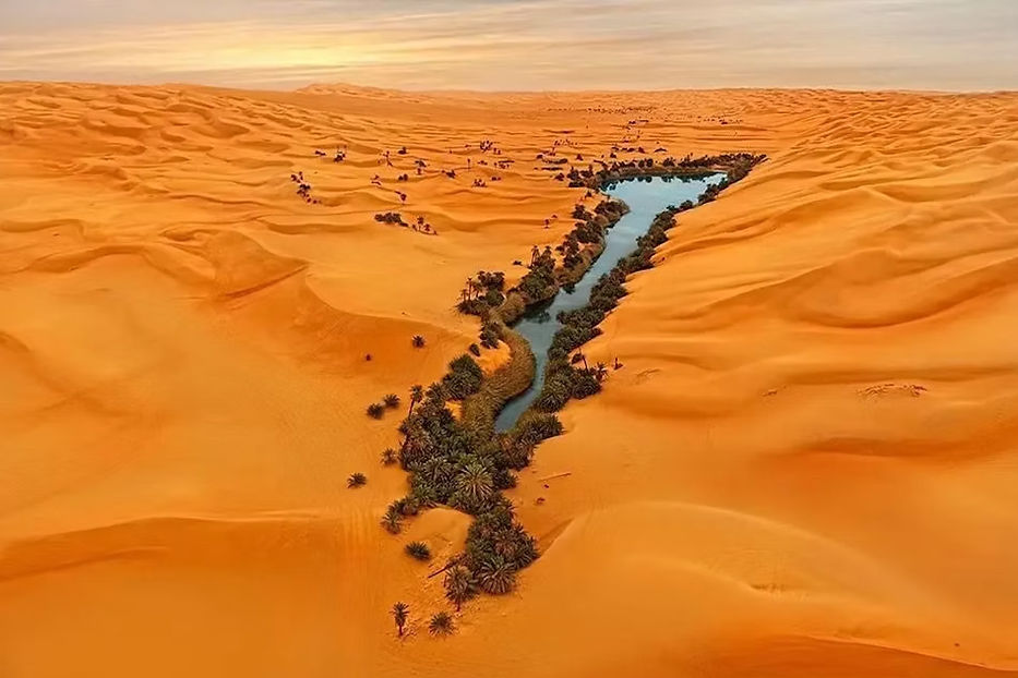 Lac Oum El Ma bleu entouré de dunes dans le désert du Sahara en Libye