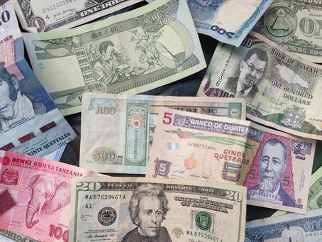 Changer des devises en voyage : faut-il emporter du cash ?