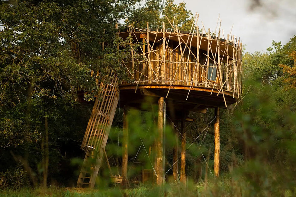 cabane sur pilotis avec bain nordique au bord de l’eau proche de Paris