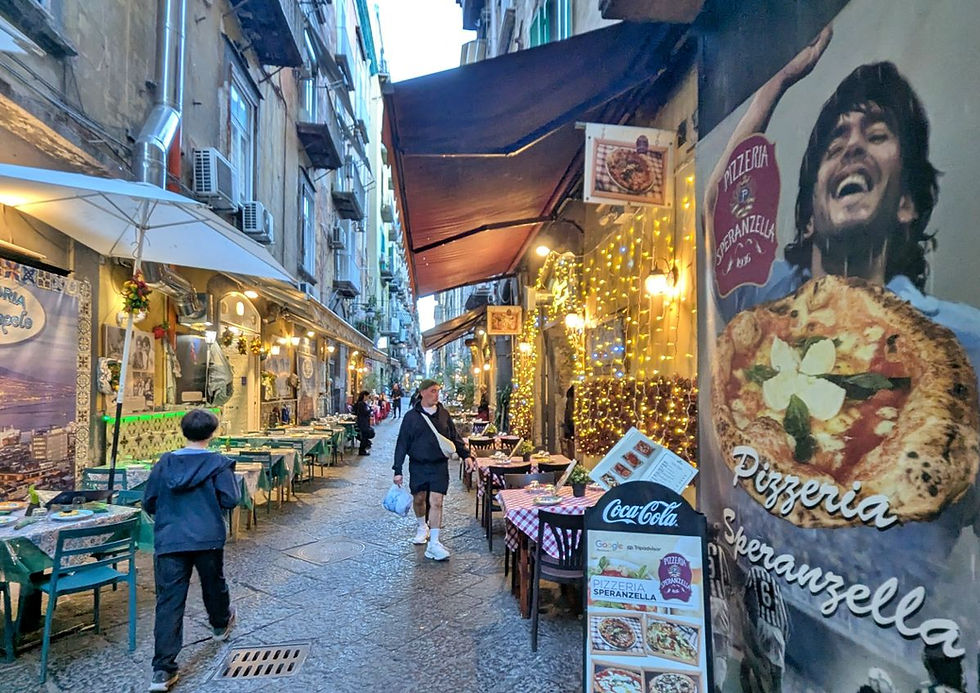 Ruelle de pizzeria à Naples avec fresque de Maradona cdans le quartier espagnol