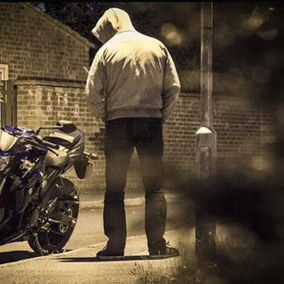 "Paloterapia" a un hombre que intentó robar una motocicleta