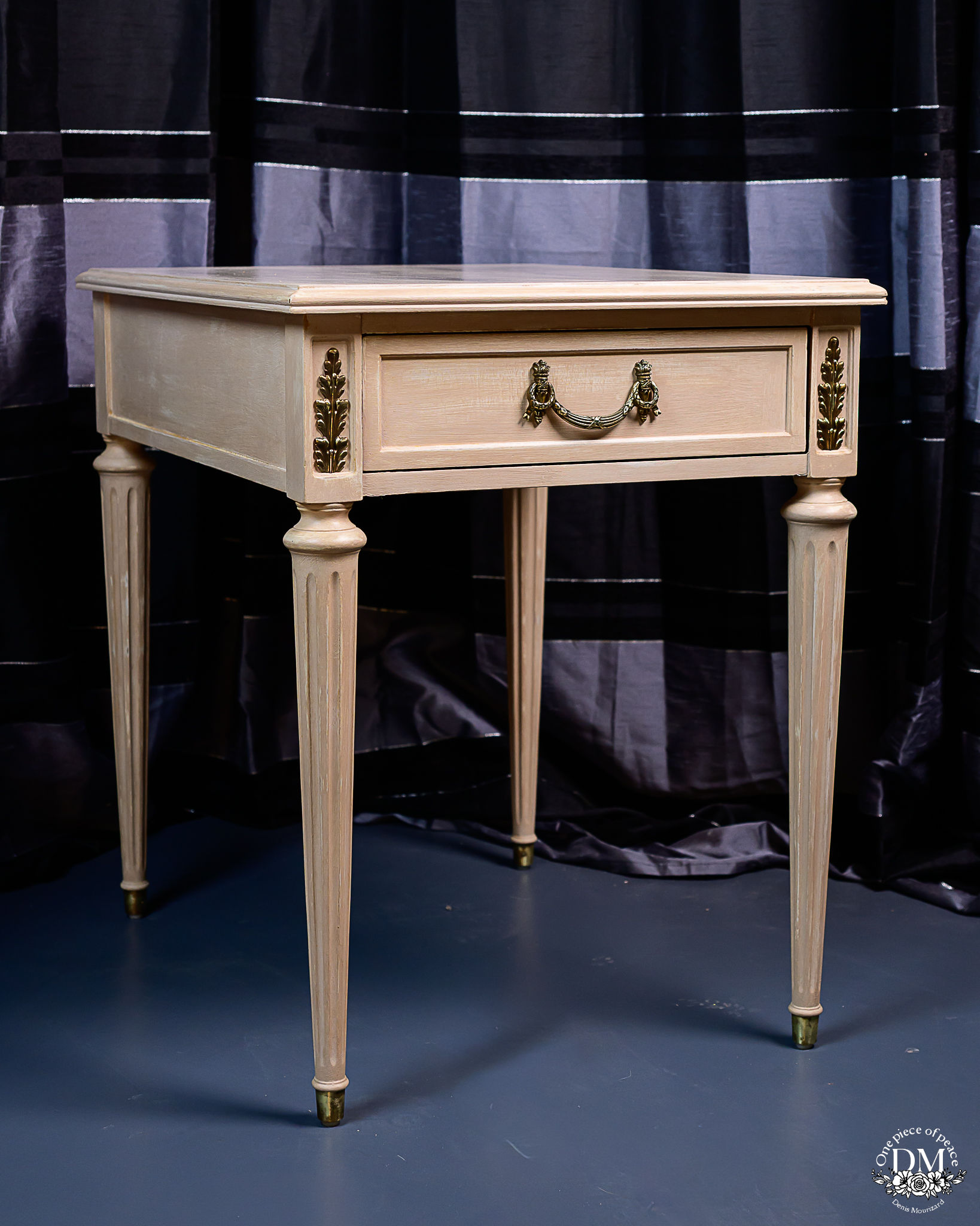 Table d'appoint style Louis XVI