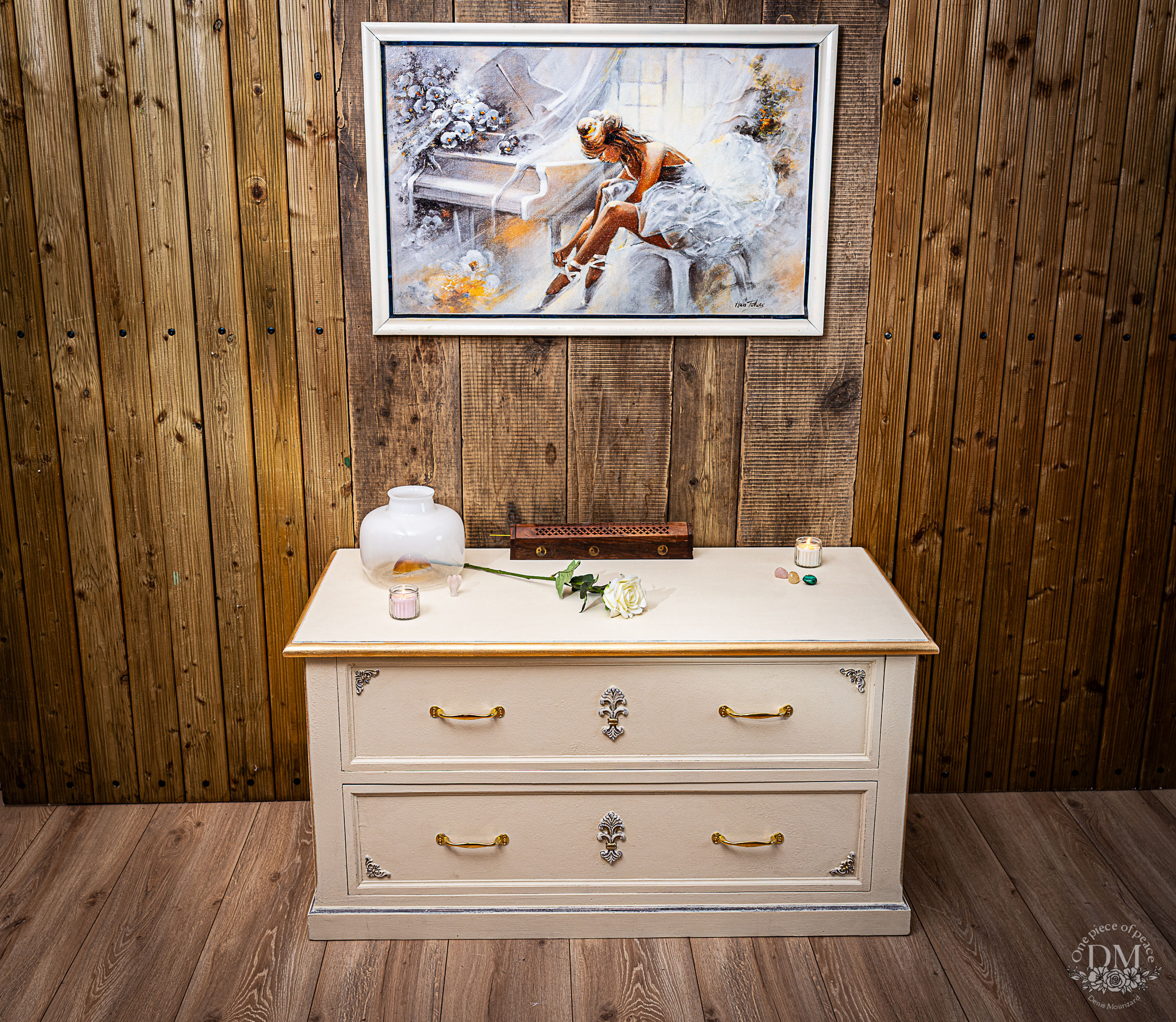 Commode crème et or deux tiroirs, style classique chic avec poignées dorées et ornements métalliques
