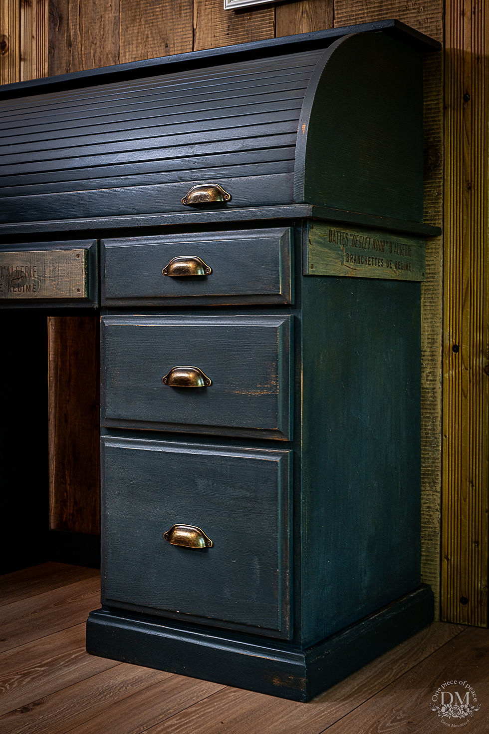 Miniature : Bureau à cylindre vintage bleu nuit patiné, style industriel, vue de l'angle