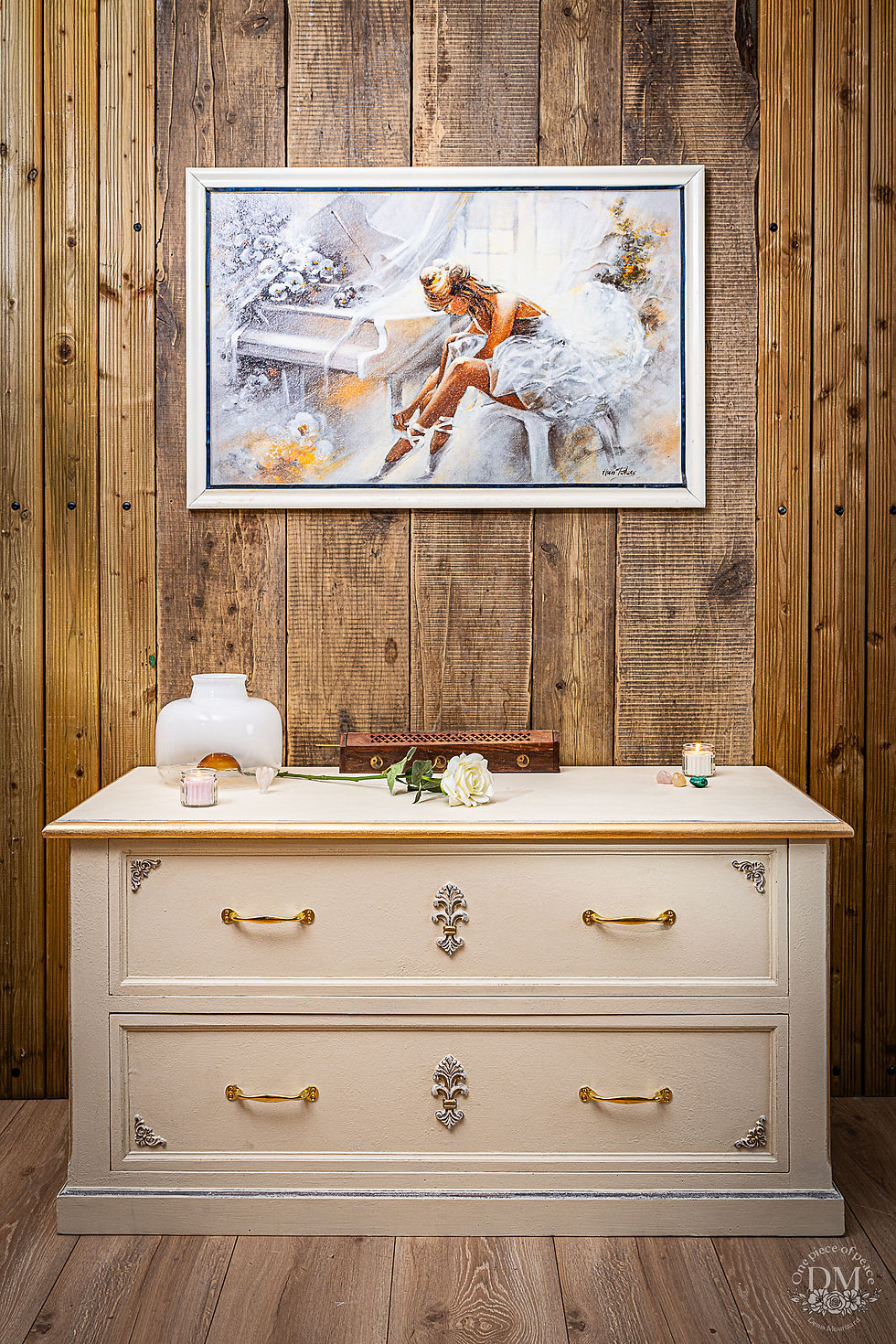 Commode crème et or deux tiroirs, style classique chic avec poignées dorées et ornements métalliques