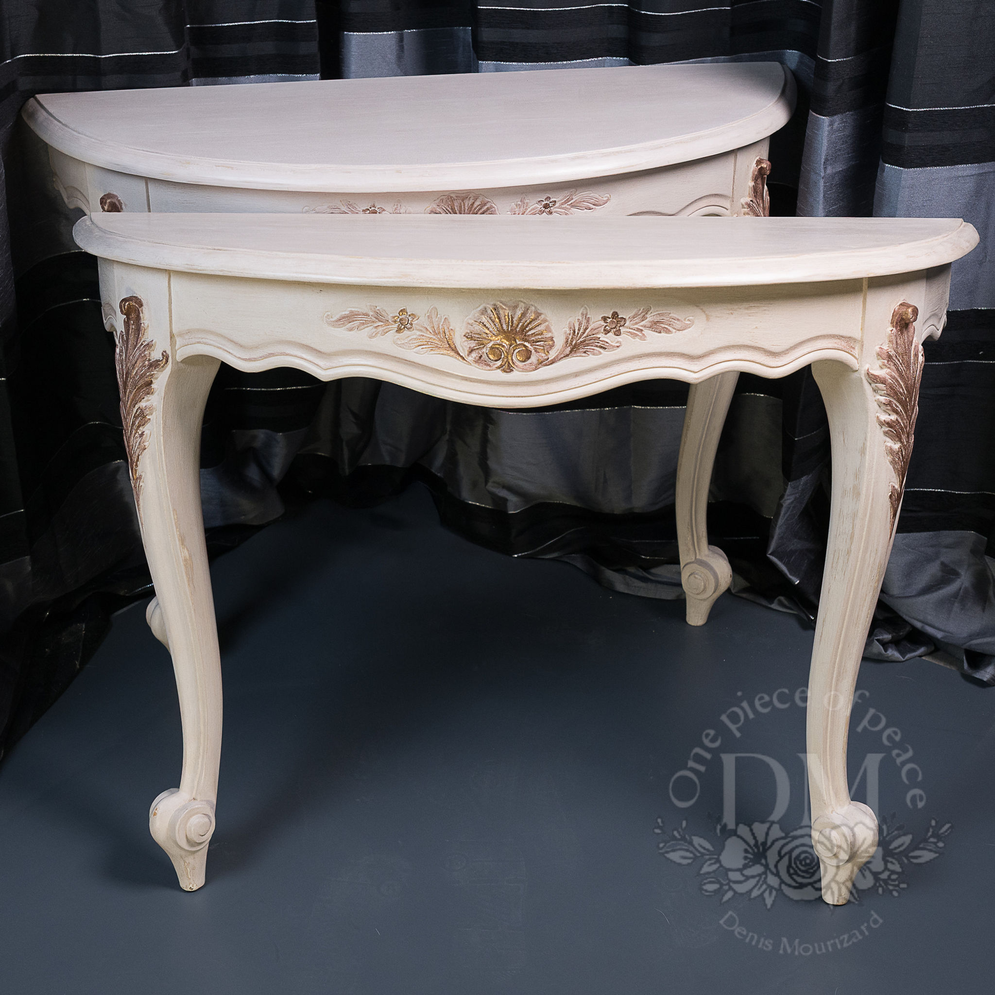 Couple de consoles murales style Louis XV