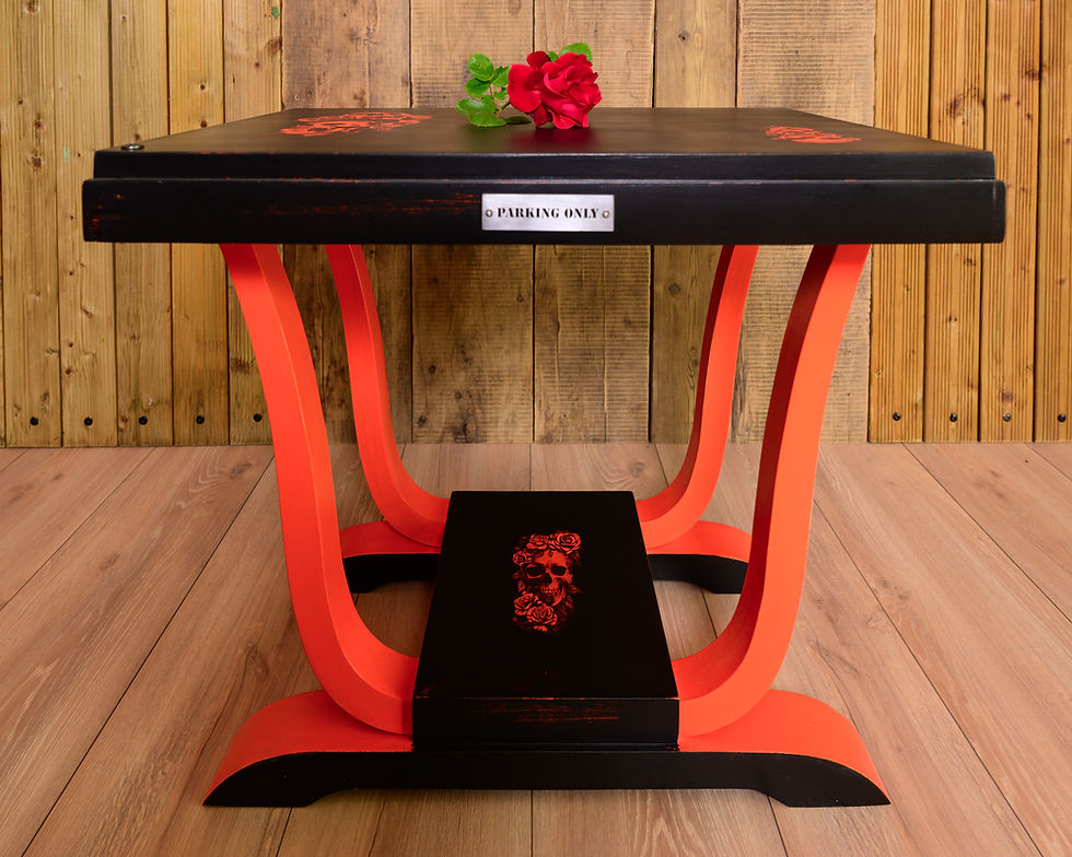 Table basse upcyclée Harley-Davidson noire avec pieds orange, motifs Dark Rider, plaque Parking Only