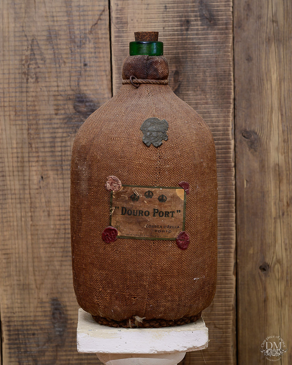 Ancienne bonbonne portugaise en verre recouverte de toile de jute patinée, col en verre vert et corde nouée – Vue de face