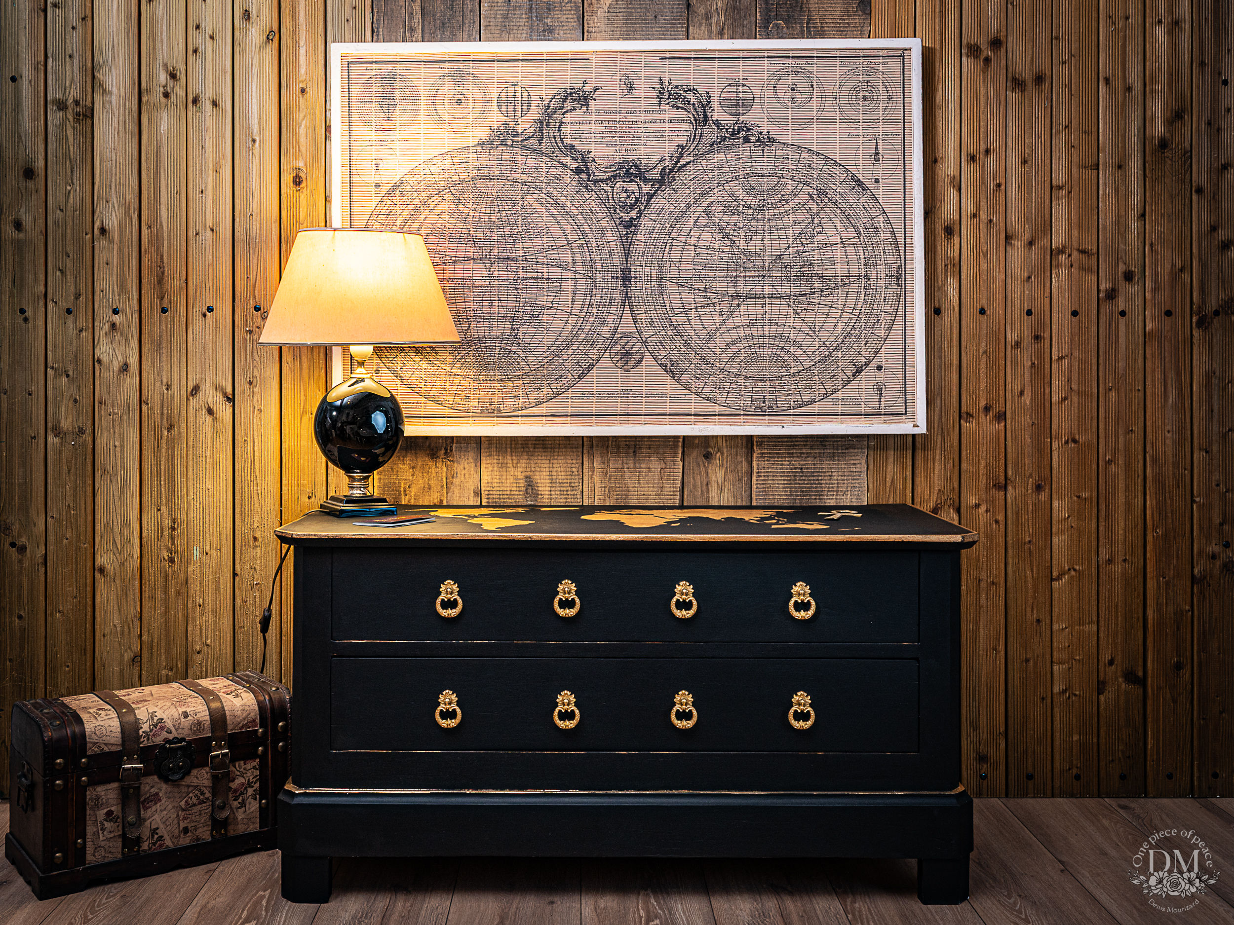 Commode deux tiroirs noire avec plateau carte du monde en relief doré, style explorateur, poignées anciennes dorées et poigné