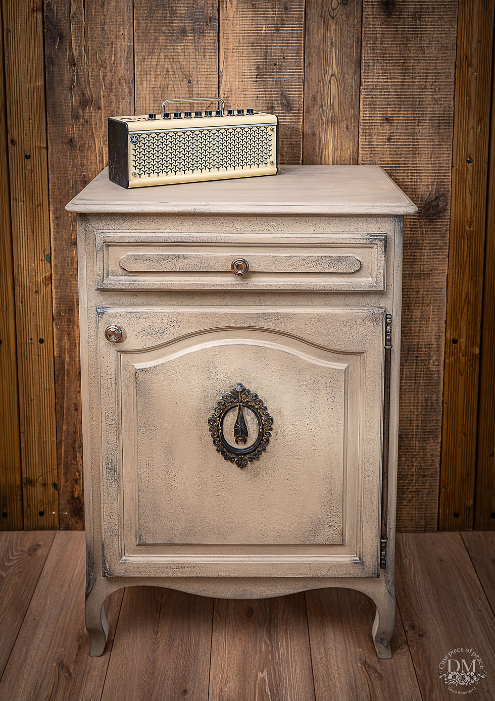 Petite commode patinée crème Nocturne, face, porte fermée