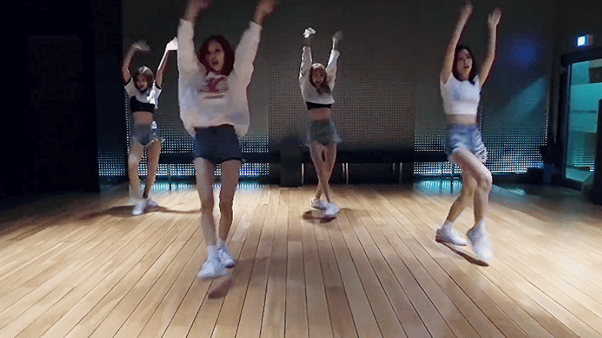 Grupo de Kpop Blackpink dançando a coreografia da música 'Forever Young'