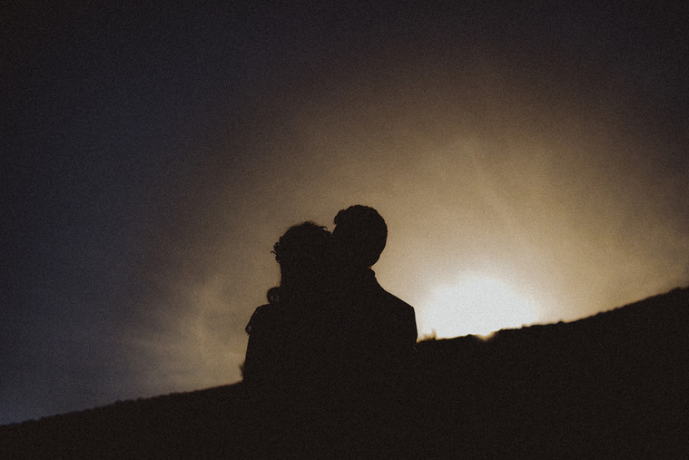 Coppia abbracciata al tramonto, silhouette di due persone che si amano.