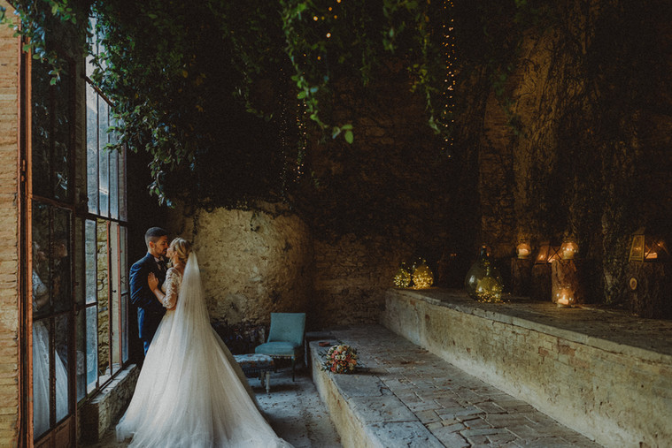 Coppia di sposi abbracciati vicino a una finestra, sfondo limonata di villa di striano, matrimonio romantico. 