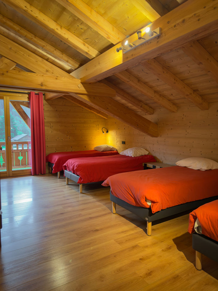 Chalet La Rocca with private jacuzzi and mountain view