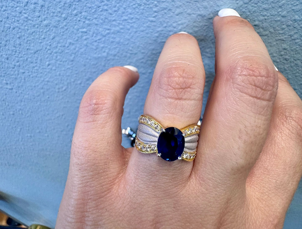 Thumbnail: Vintage 18kt Gold Ceylon Sapphire And Diamond Ring