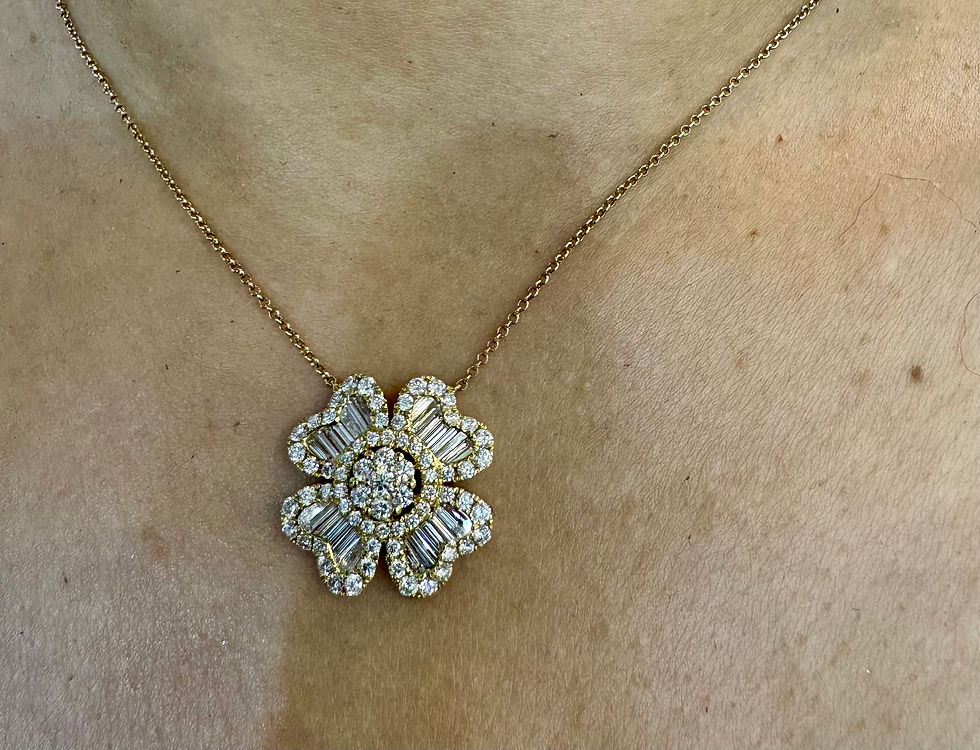 Thumbnail: 14kt Yellow Gold Baguette And Round Diamond Clover Necklace