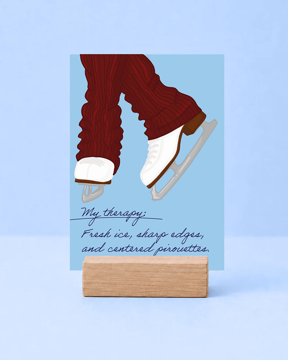 Hellblaue Grußkarte mit llustration Eiskunstlaufschuhen und stulpen Schriftzug „My therapy: Fresh ice, sharp edges, and cent 