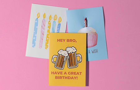 Verschiedene Designs von Geburtstagskarten: Bierkrüge, Kuchen mit Kerze und bunte Geburtstagskerzen, auf rosa Untergrund