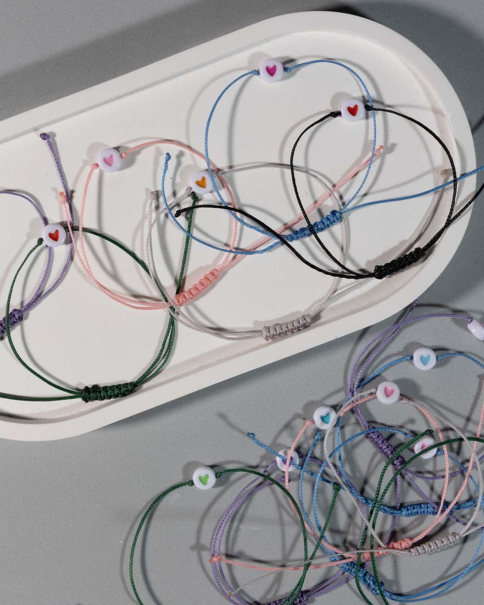 Fadenarmband in Lila,Rosa,Blau,Grün oder Grau mit Farbigen Plastikfarben Herzen.