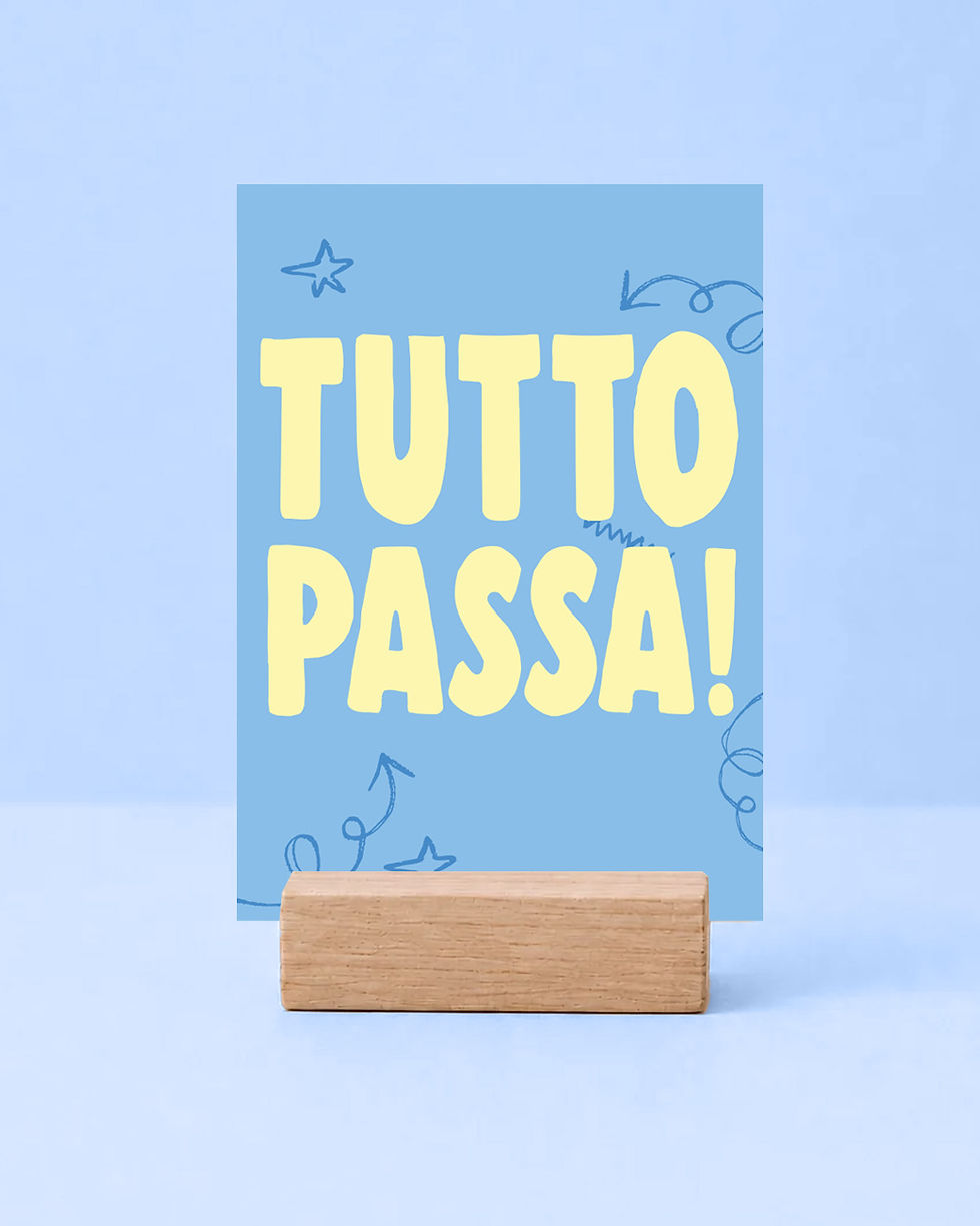Blaue Grußkarte mit dem großen gelben Schriftzug „Tutto Passa!