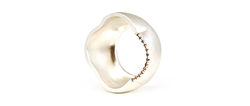 tanja-zessel-schmuckdesign-nova-blume-ring_925-silber-cognacfarbene-brillanten