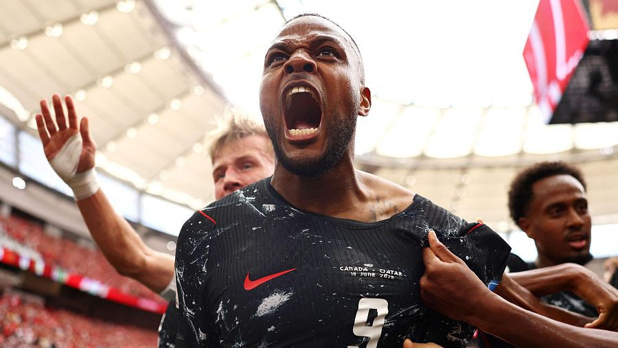 Cyle Larin anotó el primer gol canadiense